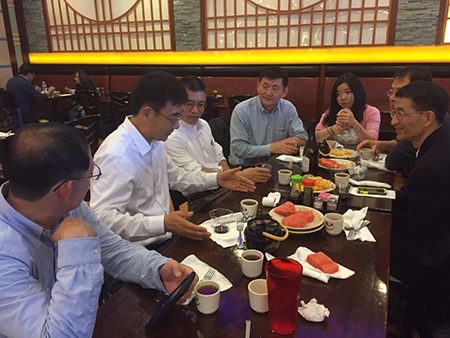 汪俊博士（左4）、刘雯颖博士（左5）、李才博士（左1）、蔡天权博士（左3）和沈东明博士（右1）、李德润博士（右2）一同聆听孙勇奎（左2）院士规划创新梦想