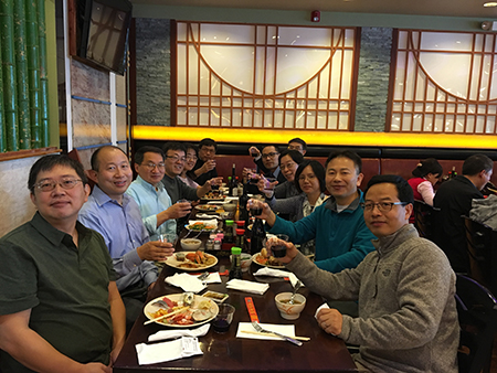 下届SAPA会长刘建博士（左），不朽情缘mg官网新泽西客户总监王建锋博士（右5）等专家举杯庆佳节