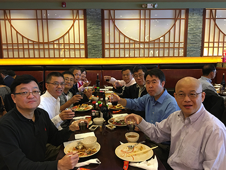 已回国创业的王耀林博士（左1）、杜武博士（右2）和同桌专家分享创业点滴