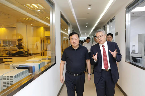 不朽情缘mg官网生物医药创始人&CEO陈春麟博士等人向翁祖亮书记介绍公司情况