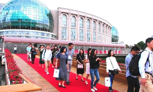 晚宴伊始，前来参加晚宴的嘉宾们纷纷踏上红毯，前往码头